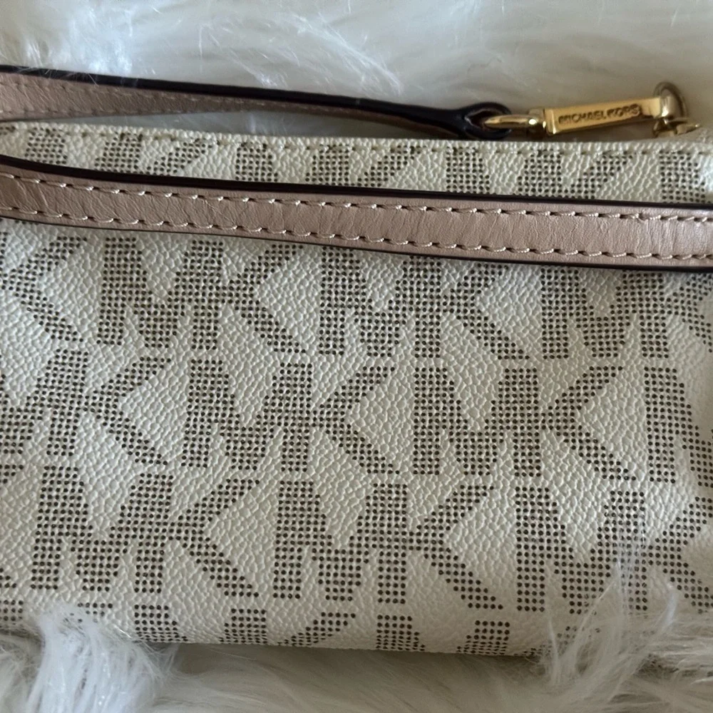 Michael Kors cream and tan coin Wristlet - Picture 6 of 6